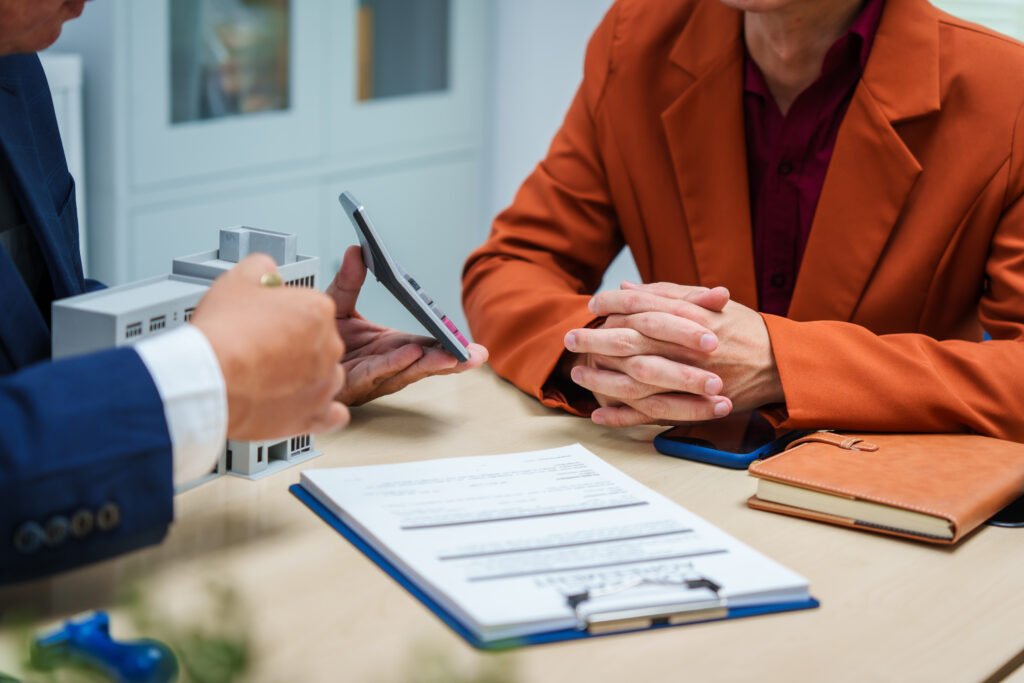Zwei Personen in einem Beratungsgespräch zur Pflegeberatung in Bochum mit Unterlagen auf dem Tisch